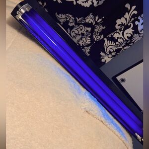 23 inch blacklight with fluorescent bulb.